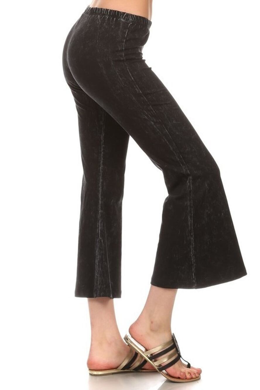 Chatoyant Mineral Washed Crop Flare Black Medium